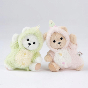 Медведь Lina TeddyTales, в костюмчике Зеленого динозавра, молочный, брелок, XS, 15 см